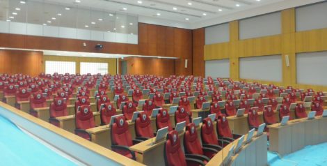 Большой зал оснащен конференц-системой с выдвижными мониторами Arthur Holm