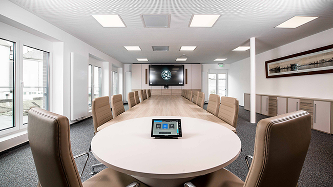 Микрофонные массивы Shure Microflex Advance установлены в многофункциональном конференц-зале